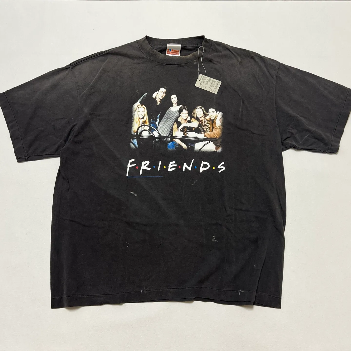SAINT Mxxxxxx × FRIENDS FRD_SS TEE/FRIENDS/BLK Friends co-branded TEE. Black stills TEE. Washed black S-XL. The ceiling of American dramas. A must-have for sentiment. Asut ready-to-wear wash water and distressed treatment. Domestic top printing factory. God restored. Correct accessories. Friends co-branded wash.